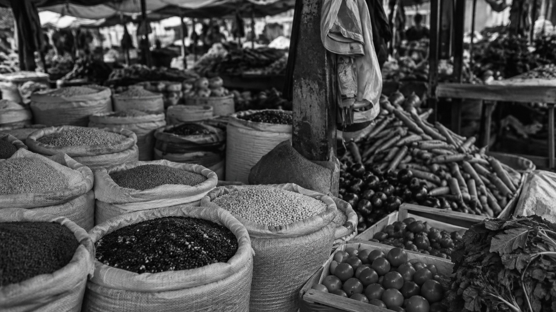 أكياس حبوب وتوابل في سوق مفتوحة